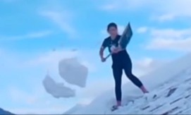 JEZA I DIVLJENJE! Sedam metara visine, sneg koji pritiska oluke i hrabra Tamara – viralni hit na TikToku! (VIDEO)